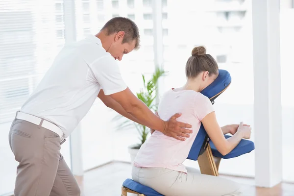 Жінка має масаж спини — стокове фото