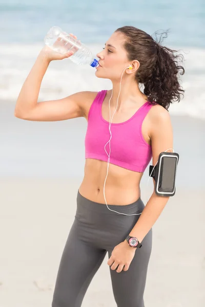 Pretty fit woman drinking water — Stock Photo, Image