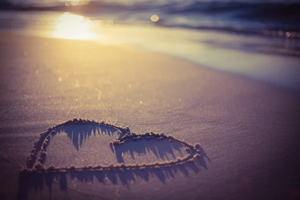 Corazón sobre arena en la playa —  Fotos de Stock