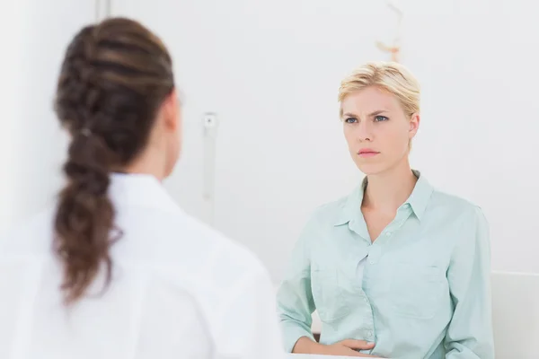 Malheureux patient parlant avec le médecin — Photo