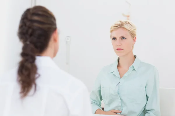 Paciente infeliz hablando con el médico — Foto de Stock