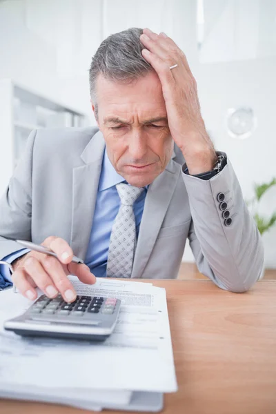 Businessman using calculator to calculate finance — Stockfoto