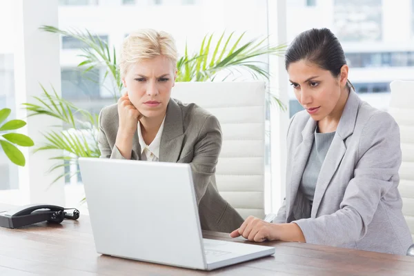 Businesswomen using laptop — Stock Photo, Image