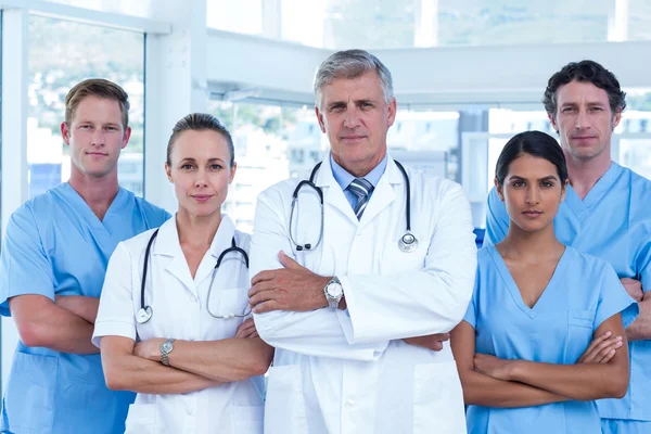 Läkare står armarna korsade — Stockfoto
