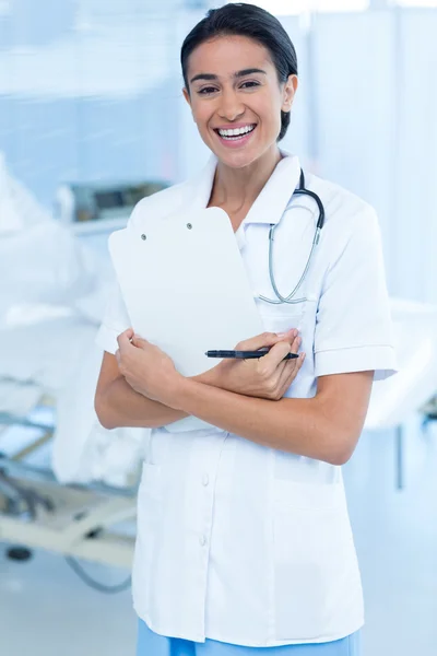 Sonriente médico sonriendo a la cámara — Foto de Stock