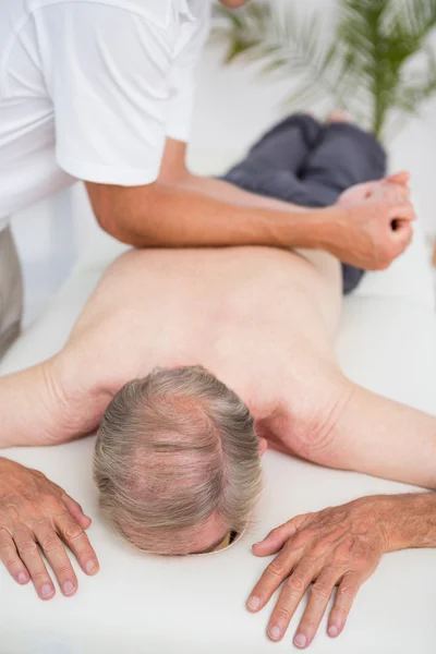 Fisioterapeuta fazendo massagem nas costas — Fotografia de Stock