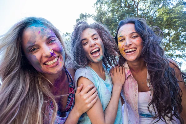 Happy vrienden bedekt met poeder verf — Stockfoto