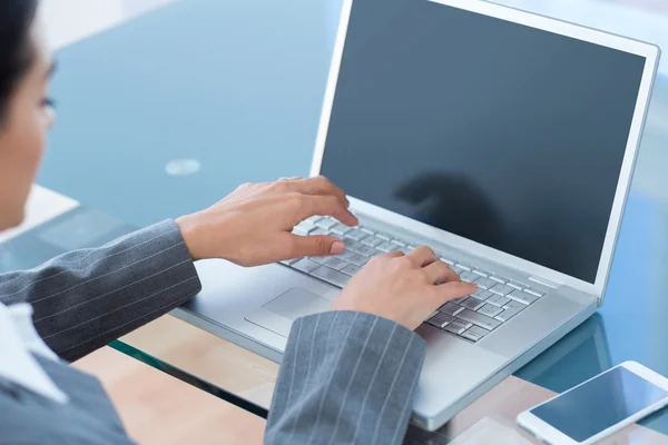 Affärskvinna som använder bärbar dator — Stockfoto