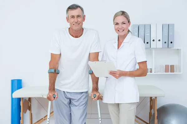 Arzt und Patient mit Knirschen schauen in die Kamera — Stockfoto