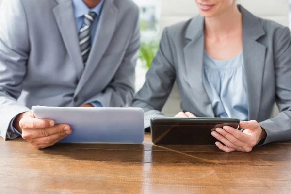 Socios comerciales trabajando juntos — Foto de Stock