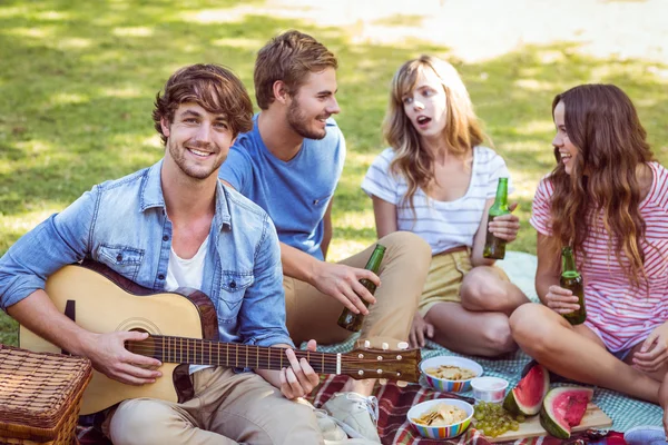 Amici felici nel parco a fare picnic — Foto Stock