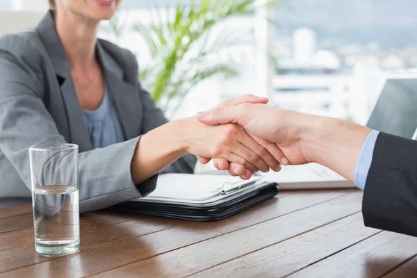 Businesswoman shaking hands with businessman — Stock Photo, Image