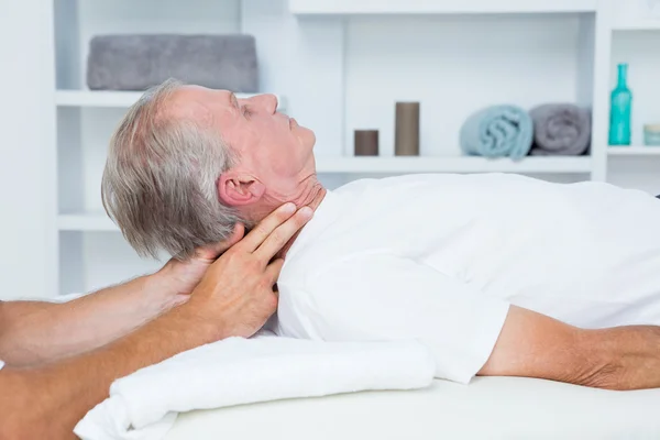 Homme recevant un massage du cou — Photo