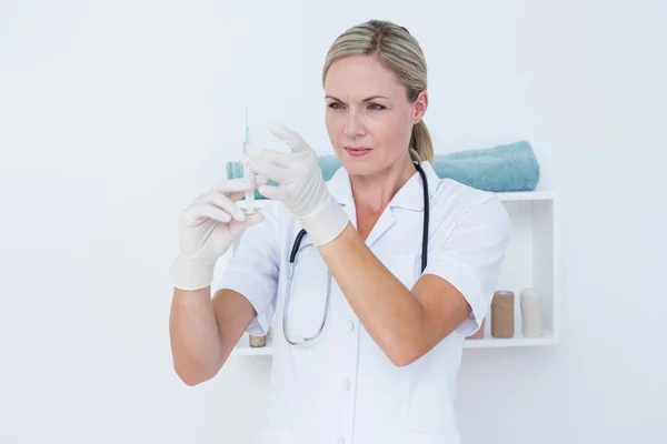 Doctor preparing syringe — Stock Photo, Image