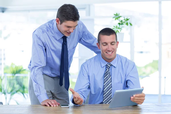 Homens de negócios usando tablet — Fotografia de Stock
