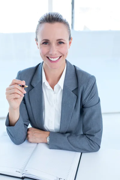 Glimlachende zakenvrouw kijkend naar camera — Stockfoto