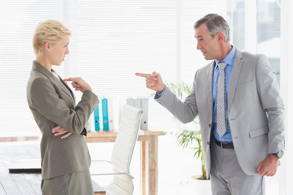 Boss yelling at colleague — Stockfoto