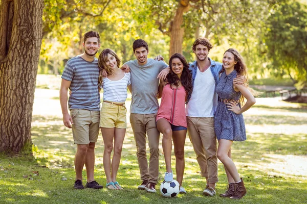 Amigos felizes no parque com futebol — Fotografia de Stock