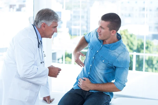 Doutor falando com seu paciente — Fotografia de Stock