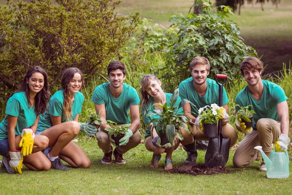 Heureux amis jardinage pour la communauté — Photo