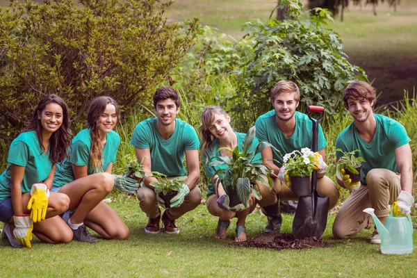 Amici felici giardinaggio per la comunità — Foto Stock