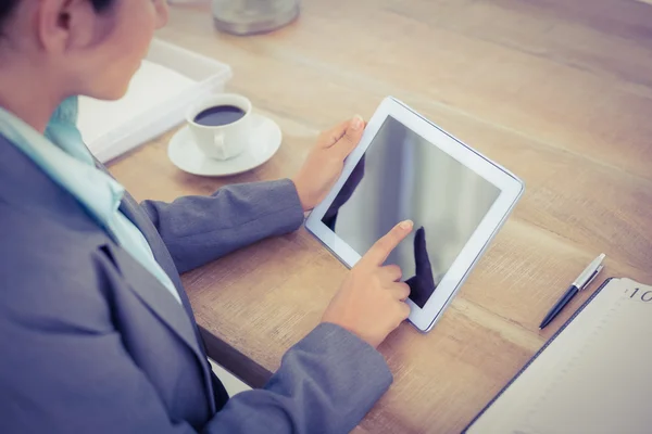 Zakenvrouw die digitale tablet gebruikt — Stockfoto