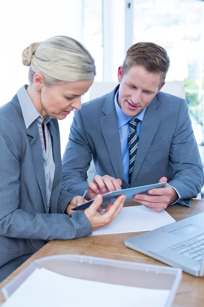 Företag som använder Tablet PC i office — Stockfoto