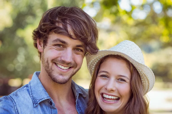 Couple hipster prenant un selfie — Photo