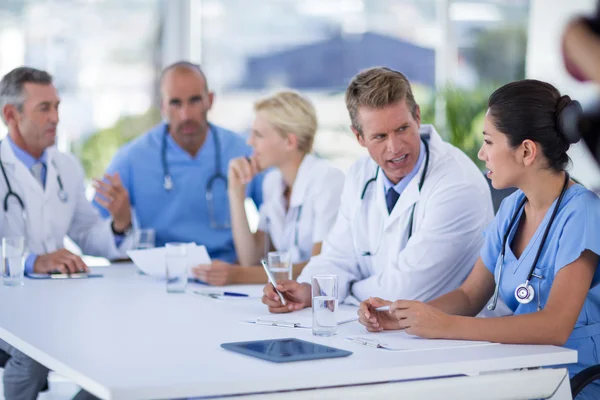 Tim dokter bekerja sama. — Stok Foto