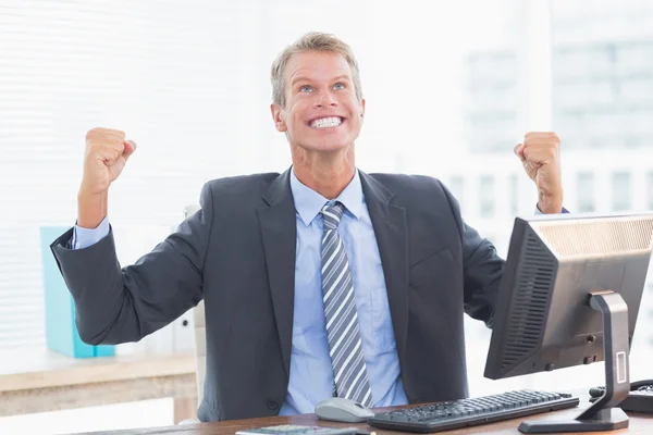 Empresário comemorando um grande sucesso — Fotografia de Stock