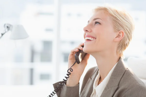 Mujer de negocios sonriente en el teléfono —  Fotos de Stock