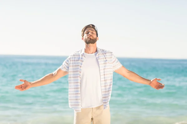 Mann streckt die Arme vor dem Meer aus — Stockfoto