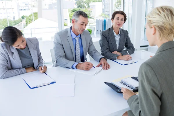 Intervju panel lyssnar till sökande — Stockfoto