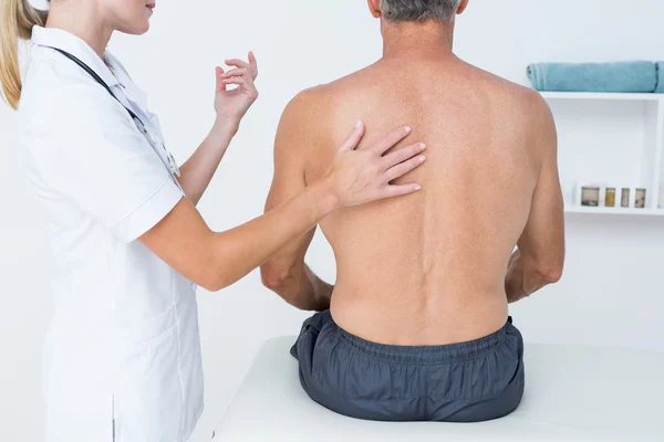 Doctor examining her patient back — Stock Photo, Image