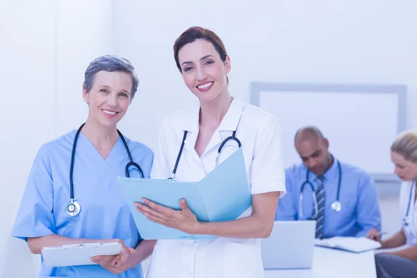 Squadra di medici che lavorano sui loro fascicoli — Foto Stock