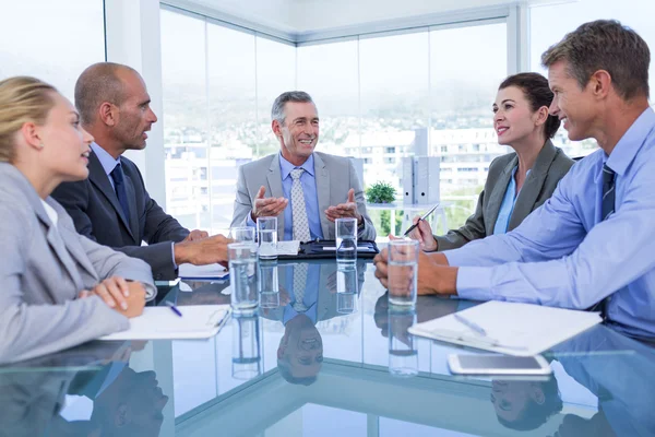 Affärskollegor diskuterar om arbete — Stockfoto