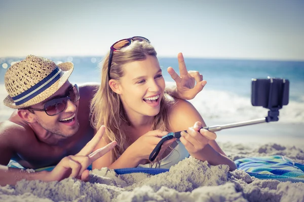 Bonito casal tomando selfie — Fotografia de Stock