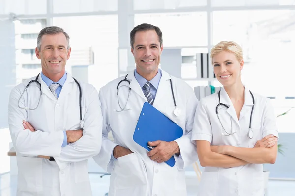 Médicos sonriendo a la cámara — Foto de Stock