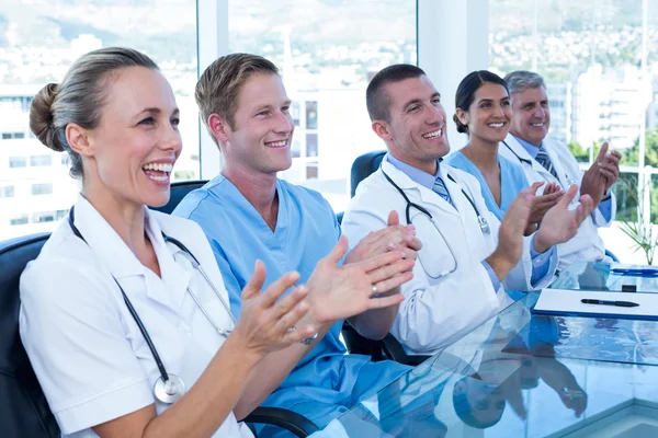 Equipe de médicos aplaudindo — Fotografia de Stock