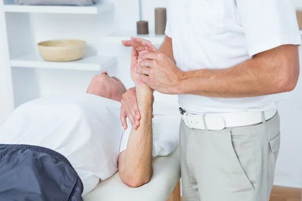 Fisioterapeuta haciendo masaje de manos —  Fotos de Stock