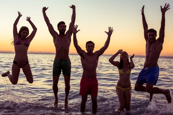 Amigos felizes se divertindo na água — Fotografia de Stock