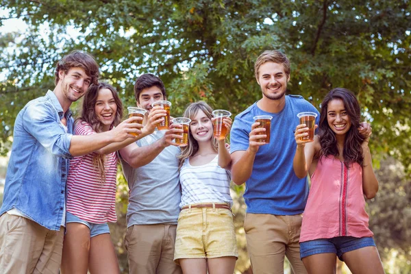 Glückliche Freunde im Park — Stockfoto