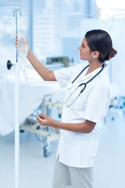 Nurse connecting an intravenous drip — Stock Photo, Image