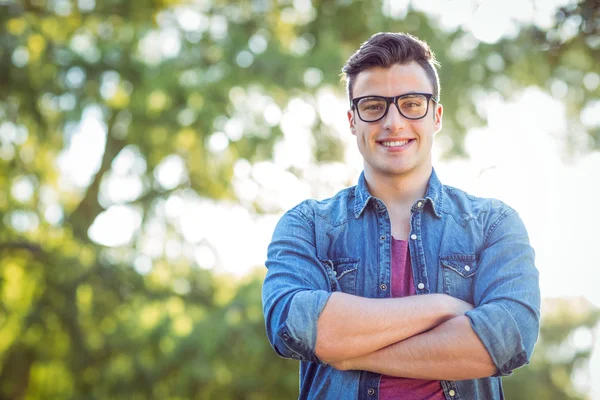 Glücklicher Hipster blickt in die Kamera — Stockfoto