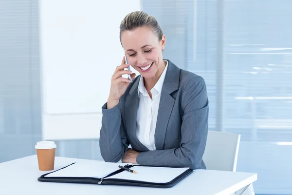 Glimlachende zakenvrouw gelet telefoongesprek — Stockfoto