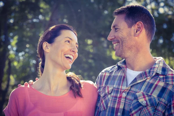 对幸福的夫妻在公园的微笑 — 图库照片