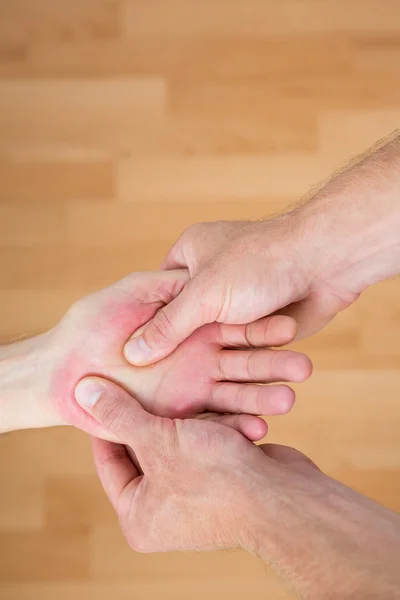 Fisioterapista che fa massaggi alle mani — Foto Stock