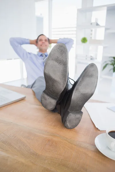 Leende affärsman avkopplande på office — Stockfoto