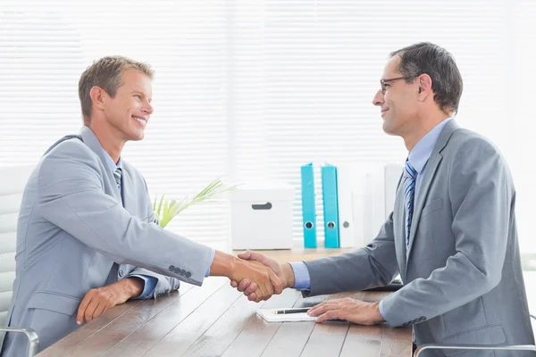 Concluding contract between two businessmen — Stock Photo, Image