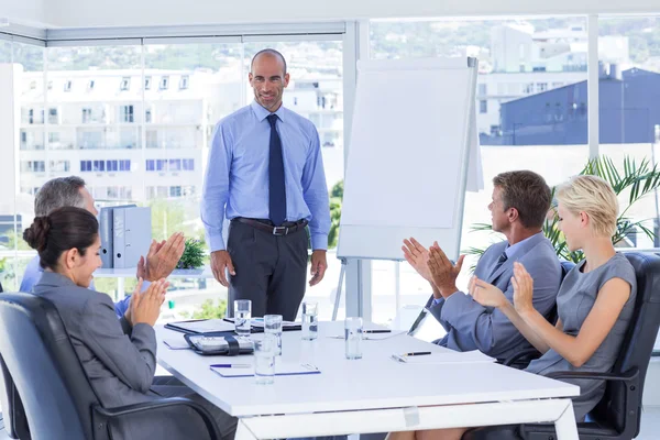Empresários aplaudindo durante reunião — Fotografia de Stock
